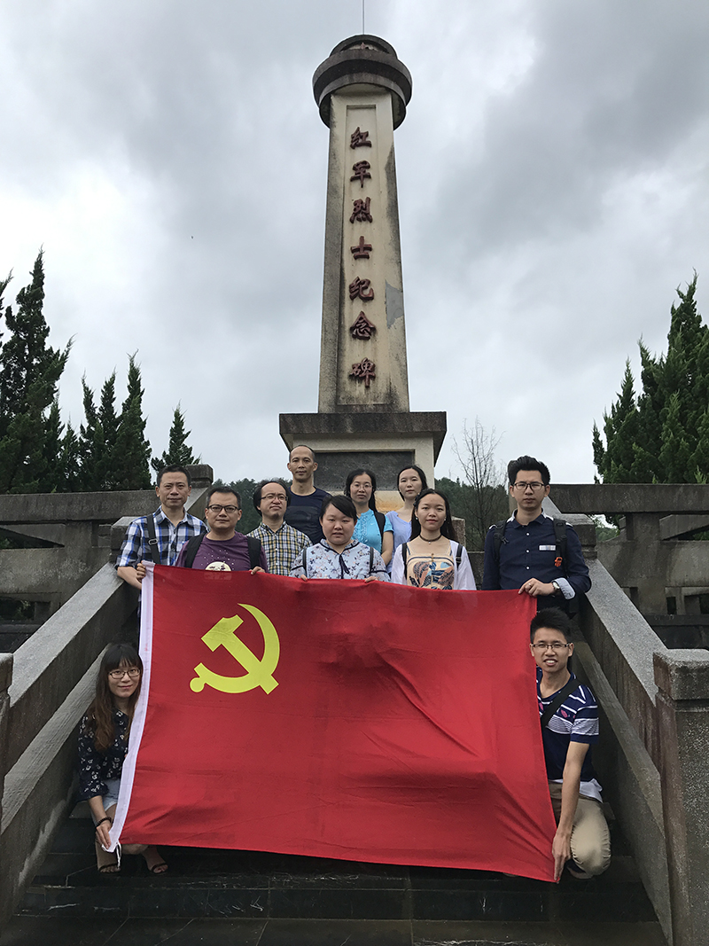 2.广大迅风党支部参观新圩阻击烈士纪念园、陈列馆、指挥所.jpg