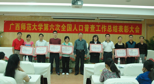 刘健斌副校长为获得表彰的单位和个人颁奖(大学生记者团 满德乐 摄)