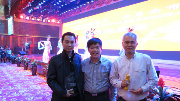 宋海龙同学在颁奖仪式上（右一）