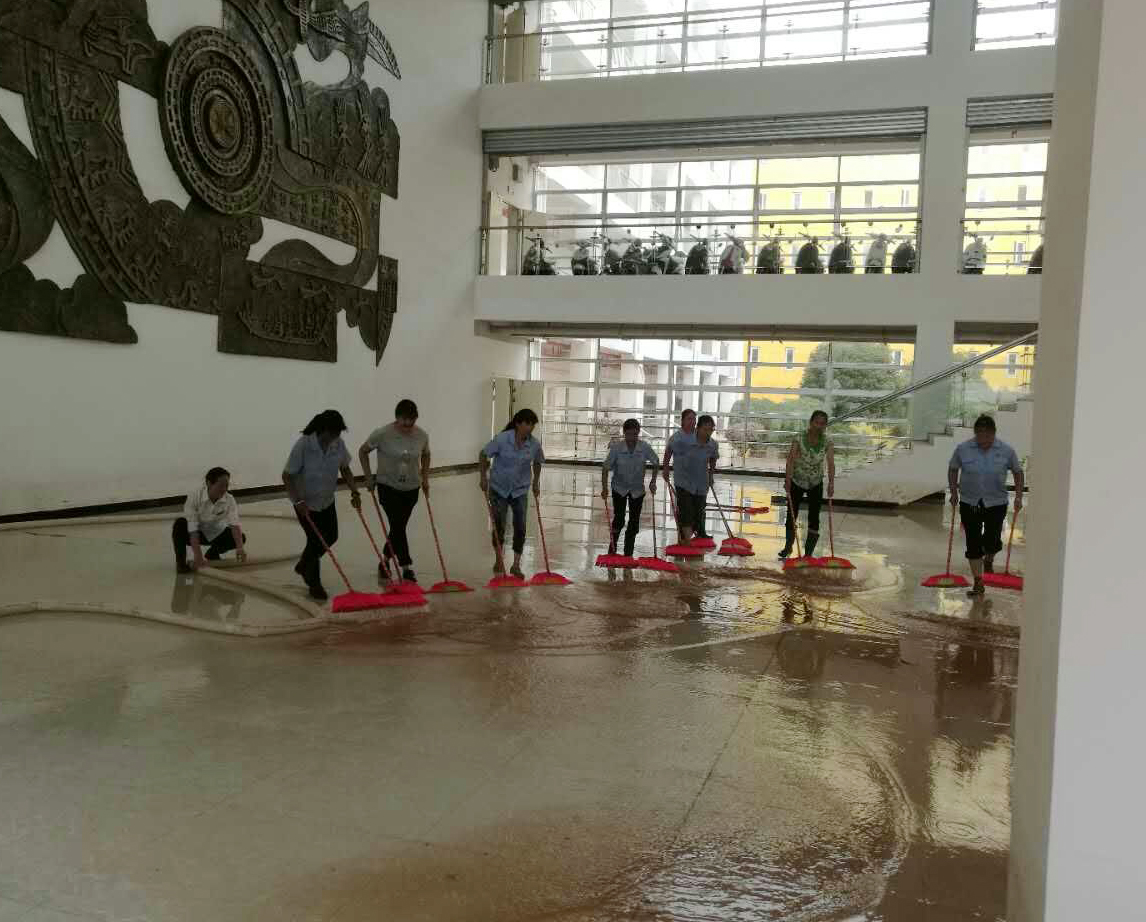 学校后勤人员灾后清理50.jpg