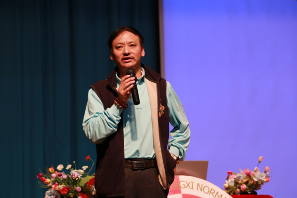 董云川教授为同学们作报告(大学生通讯社 李俊霖 摄)