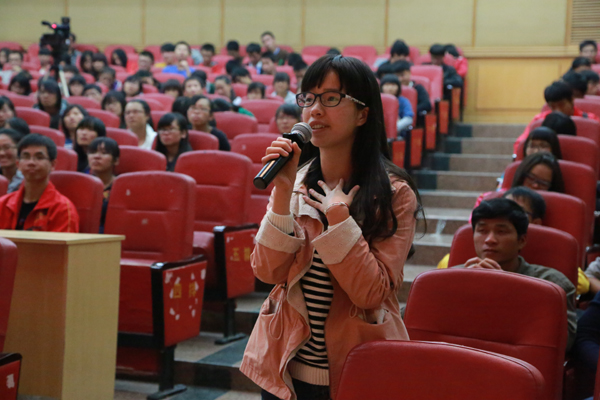 学生踊跃提问(大学生通讯社 李显杨 摄)