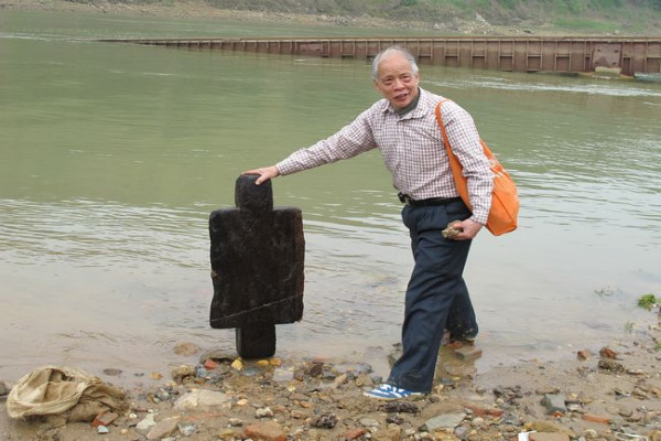 团队成员在现场发掘的部分文物