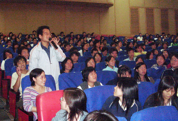 观众参与答题。