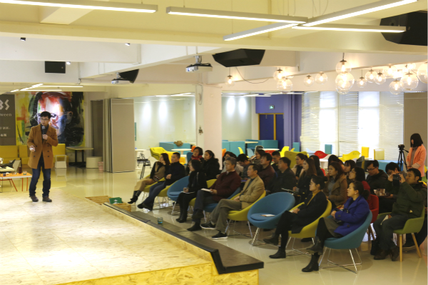 创新创业学院负责老师介绍学院基本情况。.jpg 创新创业学院负责老师介绍学院基本情况。.jpg