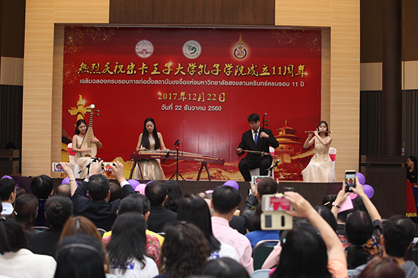 未标题-1_0003_2.我校音乐学院学生进行中国传统乐器表演.jpg