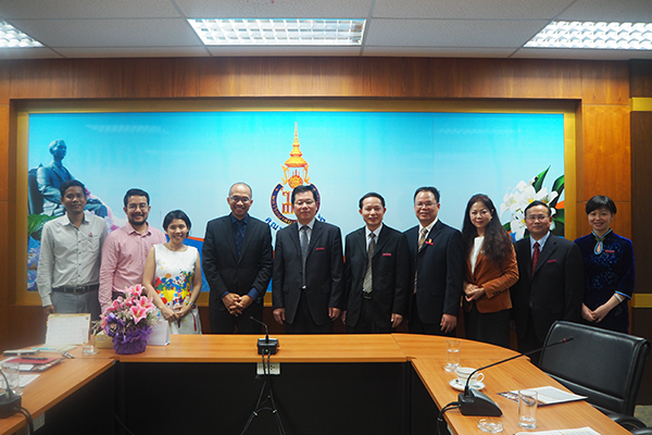 未标题-1_0000_5.我校代表团与宋卡王子大学法学院相关负责人合影.jpg
