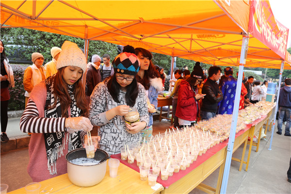 越南留学生们正在精心准备越南美食