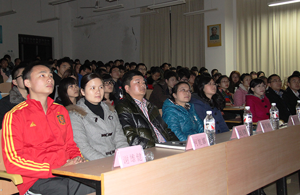 师生认真观看录像