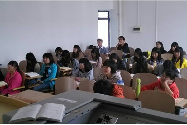 同学们在认真观看视频