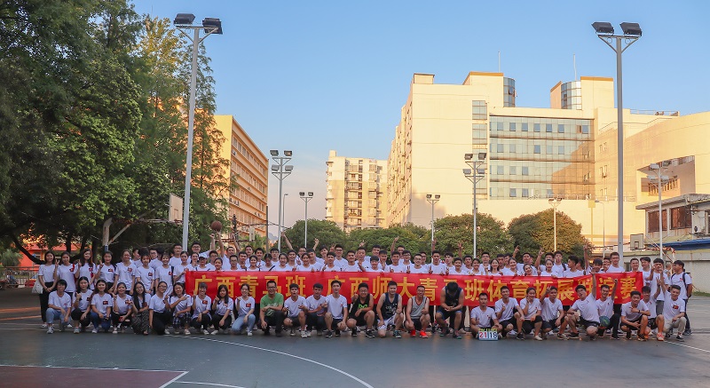 体育拓展联谊赛合影.jpg