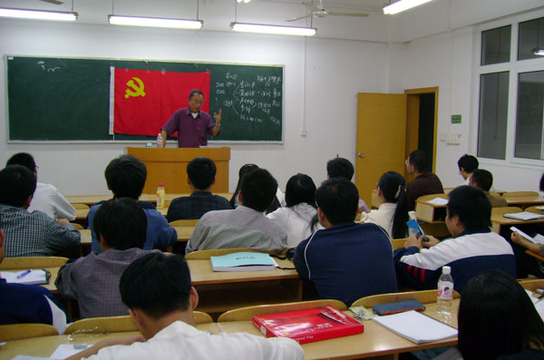 老党员钱宗范教授在给研究生党员做讲座。