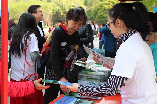3.生命科学学院志愿者在宣传.JPG