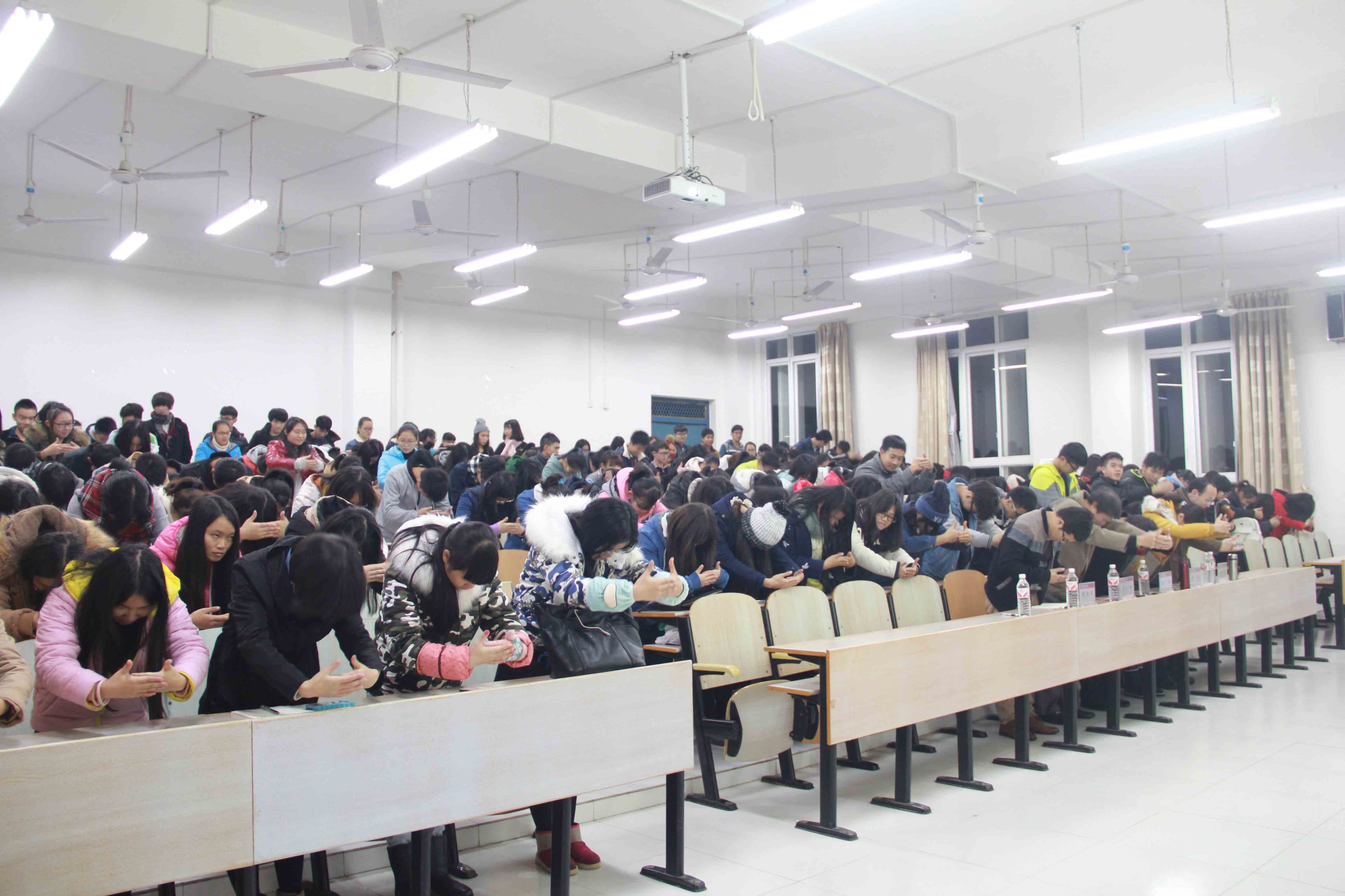 讲堂现场同学们行拜师礼