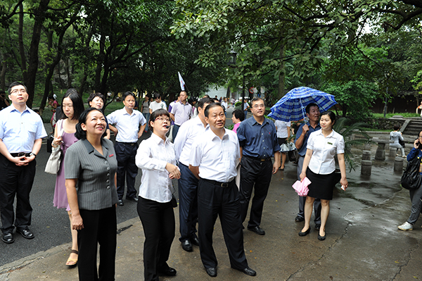 彭清华书记一行考察独秀峰摩崖石刻