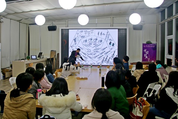 1.胡江涛同学讲解交响乐队的配置.jpg