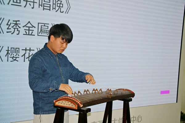 2.王宇同学用日本筝弹奏《樱花》.JPG