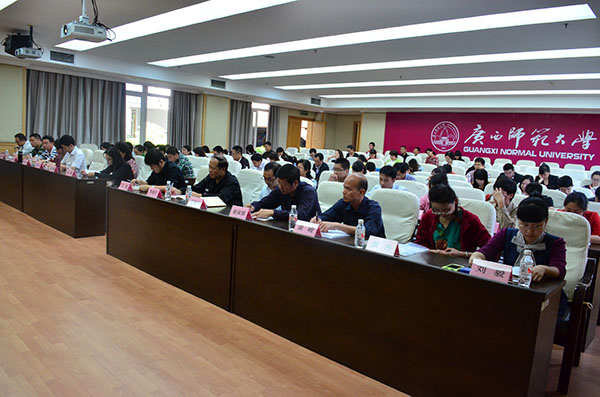 学员认真听讲(大学生通讯社 张立紫 摄)