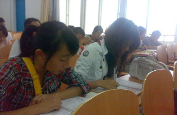 同学们在认真早读。