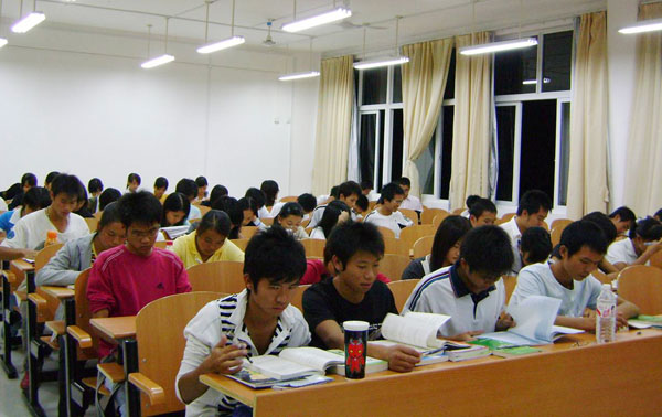 同学们在安静地晚自习。
