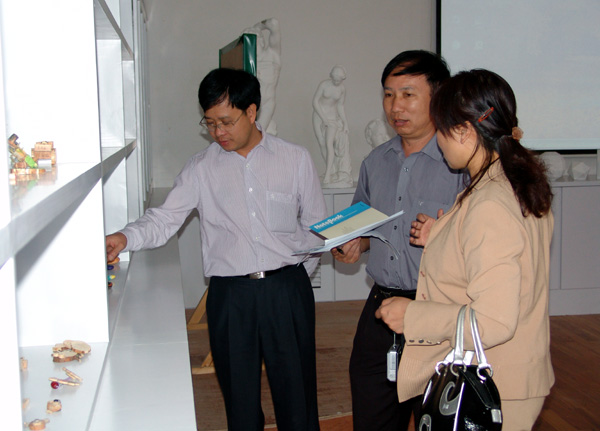专家组成员在考察学前教育专业美术构成实验室。