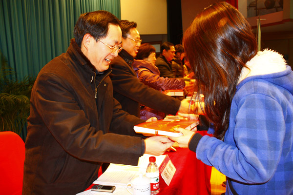 我校唐仁郭副书记、中国银行桂林分行党委书记、行长庞新方等领导嘉宾共同为获奖同学颁奖