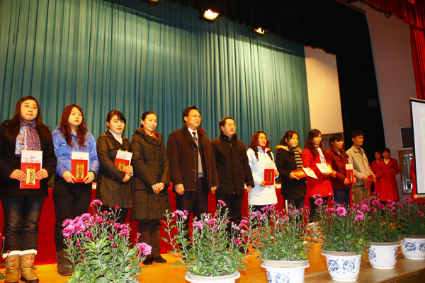 我校唐仁郭副书记、中国银行桂林分行党委书记、行长庞新方（左五）等与获奖同学合影