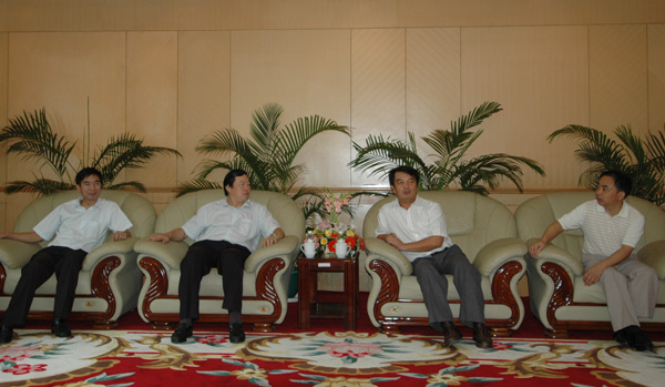 校党委书记陈大克(右二)向市领导介绍我校的发展情况