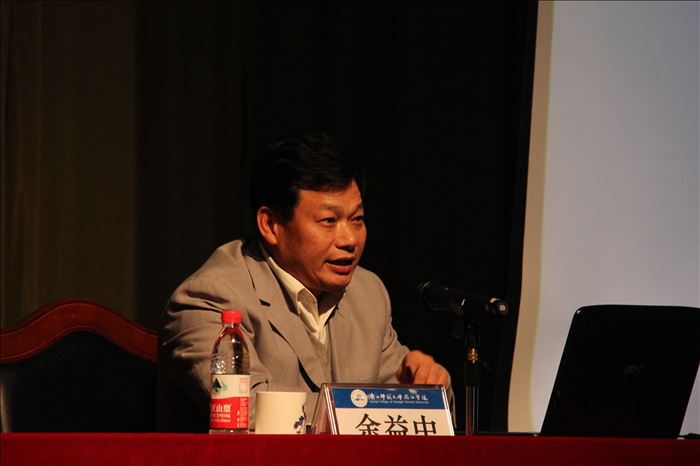 余益中研究员正在为我院师生作专题报告(谢宗倍 摄)