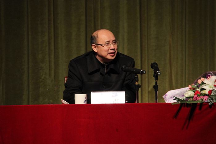 蔡昌卓教授主持报告会(林婷婷 摄)