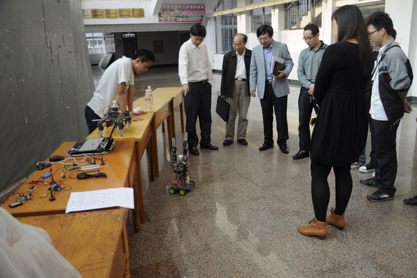 副校长李传起观看学生制作的科技作品