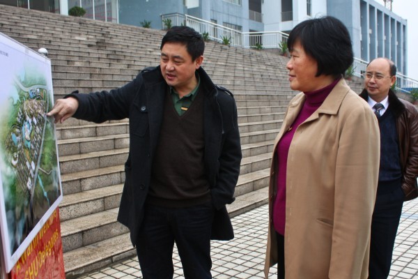 漓江学院负责人向杨伟嘉副厅长（右二）汇报学院一、二期建设情况