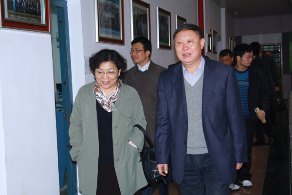 刘健斌副校长陪同客人考察我校国际交流中心