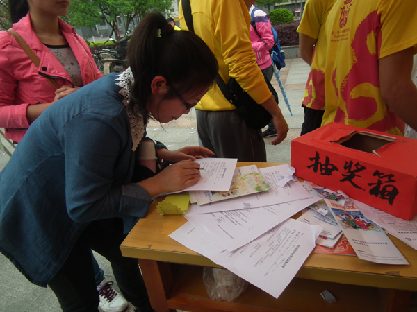 同学们积极参加宣传活动