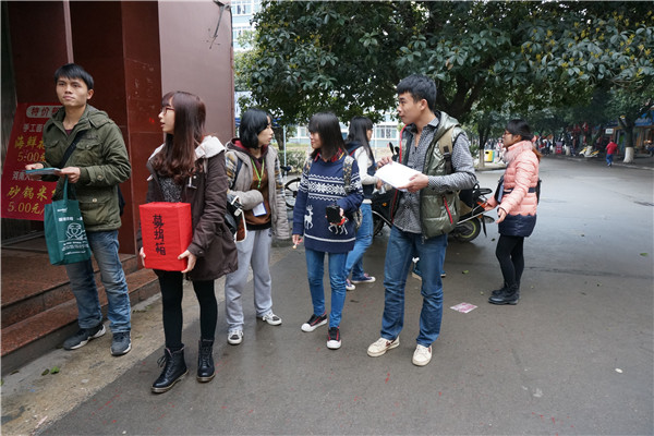 社团联的社员在进行爱心募捐
