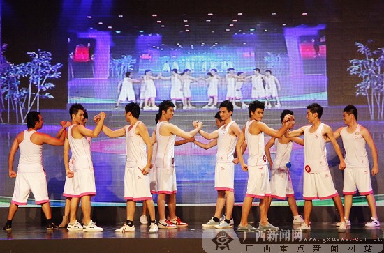 男选手在展示阳光、健康活力的形象（媒体资料图）