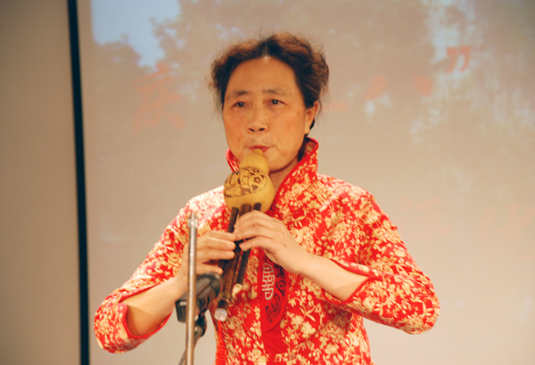 葫芦丝独奏。