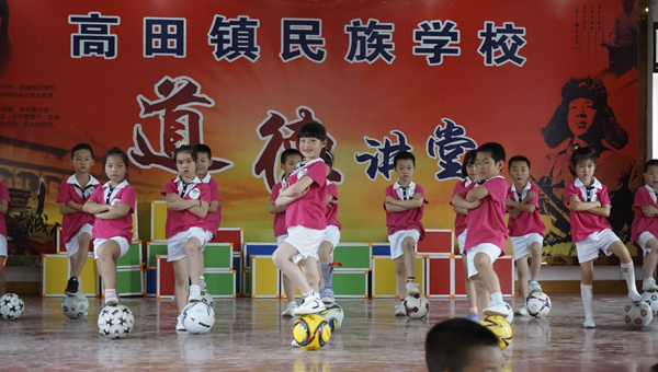 卓然15-6展示足球操