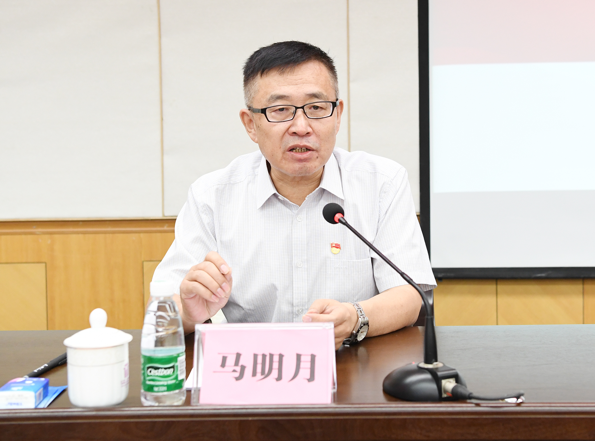 自治区公安厅党委委员,副厅长马月明作讲座