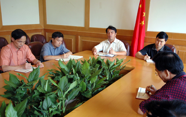校党委陈大克书记正在对即将开展的先进性大讨论活动进行部署。