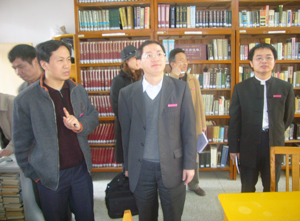 唐仁郭副书记参观基地阅览室。