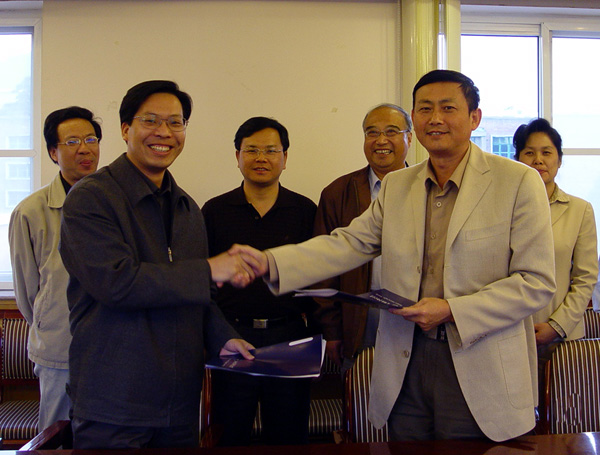 我校刘慕仁副校长（前排左）和兰州大学李恒滨副书记代表两校签署了联合招收培养研究生协议。