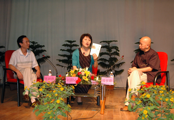三位嘉宾在畅谈南宁国际民歌节。