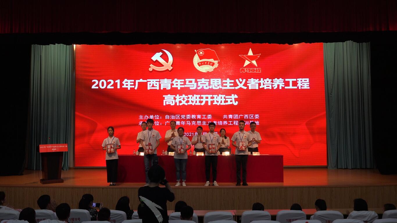 李晓勇,左向蕾,旷永青,胡寿鹏,张亮亮共同为高校班学员代表赠书