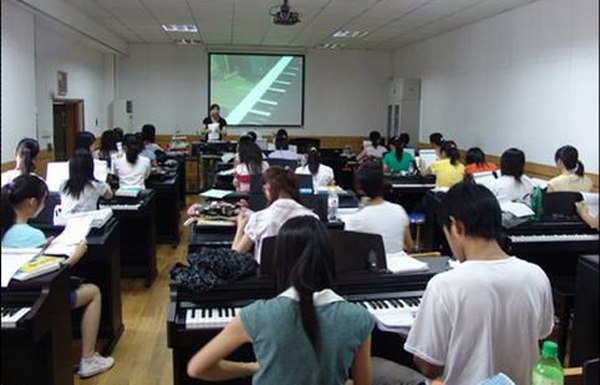 教育科学学院：数码钢琴室。