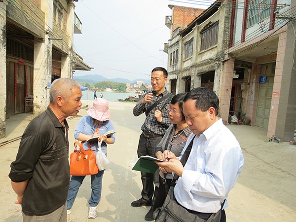 研究团队在隆安县雁江古镇采访老人何其祥