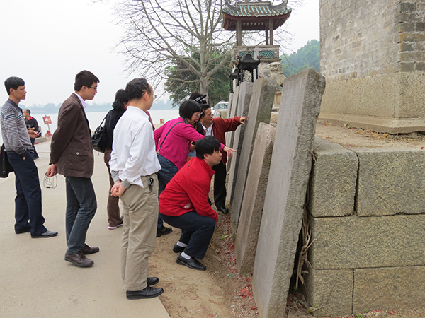 研究团队在横县伏波庙调查历代石碑