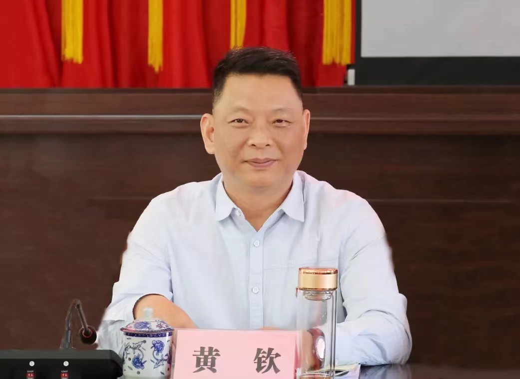 资源县县委书记黄钦向学校介绍资源县相关情况并讲话