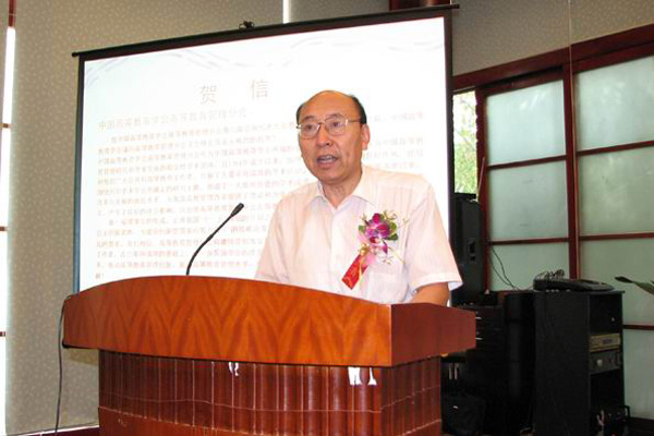 中国高教学会秘书长张晋峰在开幕式上致辞.