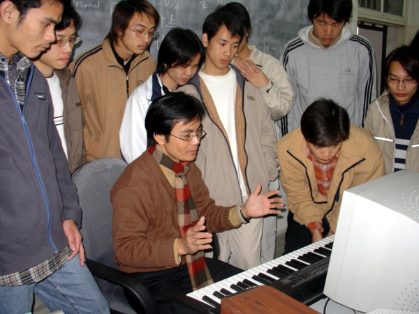 李运贺正在给音乐系的学生们授课。